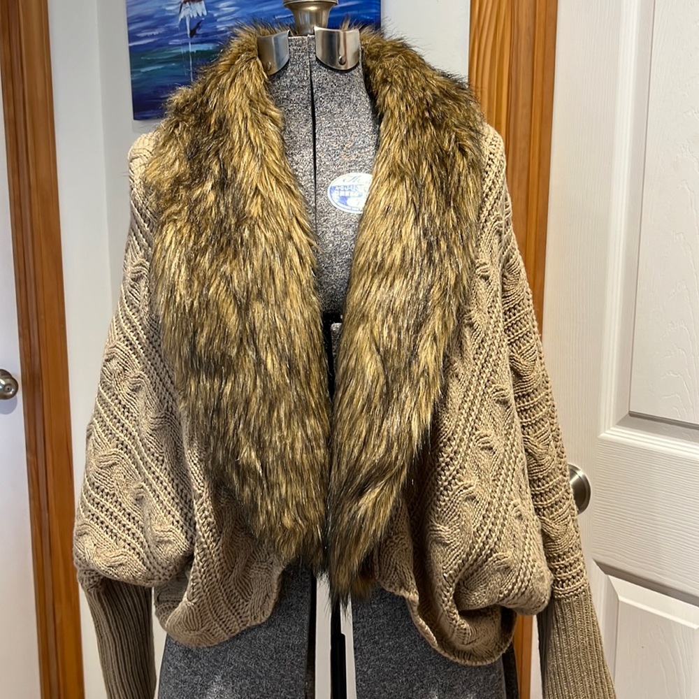 Taylor & Sage Sweater w Faux Fur Trim